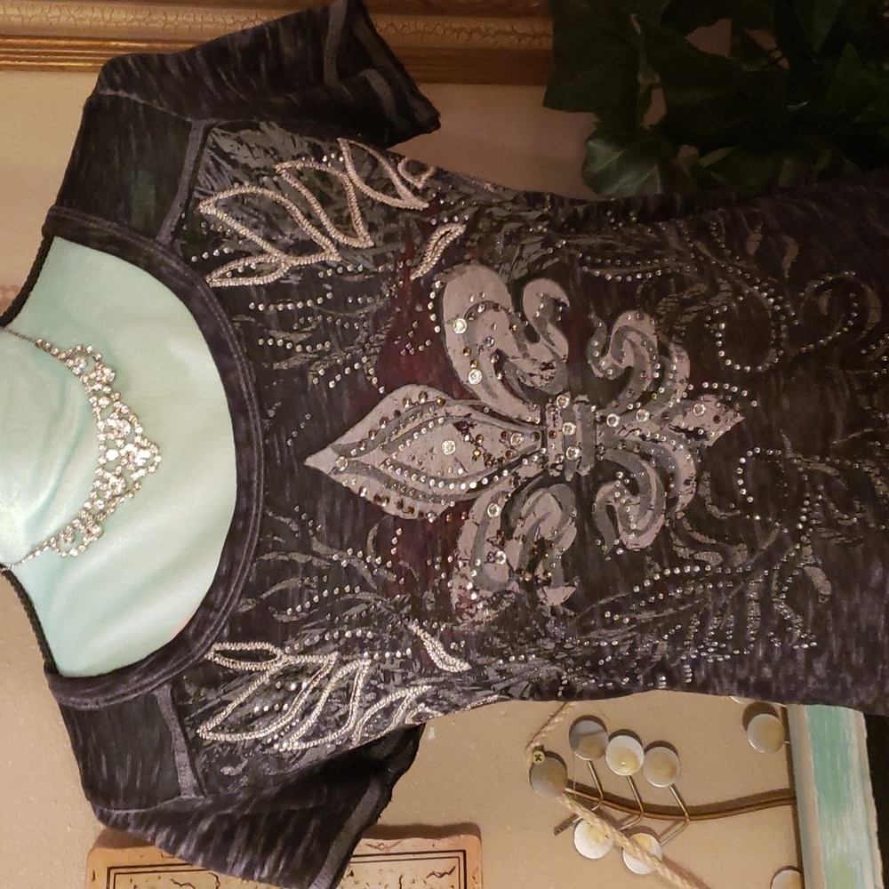 Maurices Grapic Tee Size XS - Picture 2 of 5